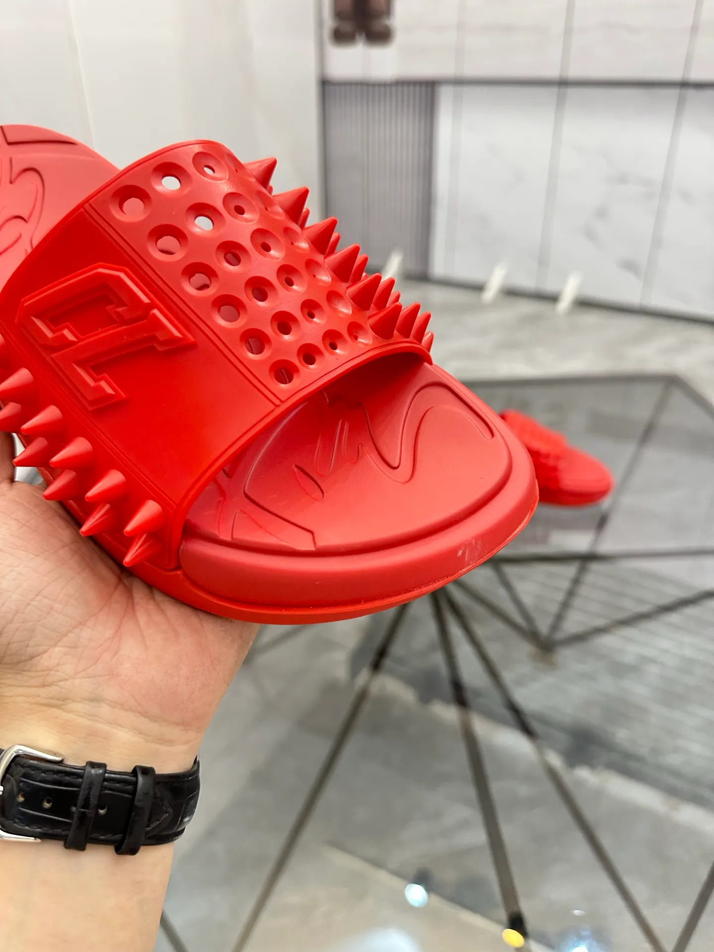 Men's shoes: 💰P300¥ Product trademark: CL red-soled shoes* "CL*" slippers Regular size: 38-44 (men's 45.46 can be customized) Product materials: imported cowhide upper, professional 5D craftsmanship, high-end rivets, sheepskin lining, original outsole. Number: 789